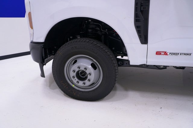 2027 Ford Super Duty F-350 DRW XL